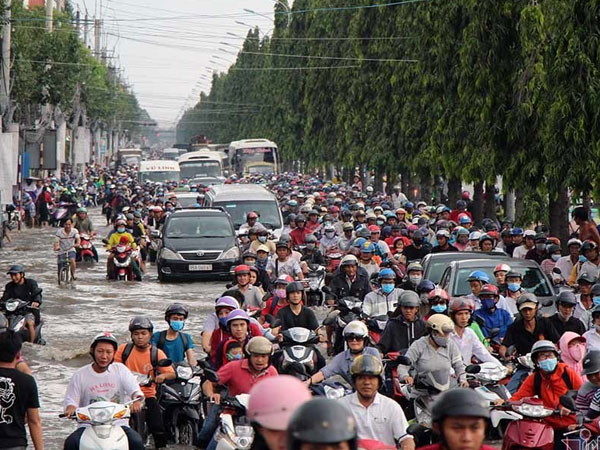 Cả dòng người cưỡi xe máy vượt biển nước Cần Thơ