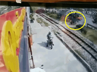 Video: Lao đầu qua mũi tàu hỏa, nam thanh niên bị đâm kinh hoàng