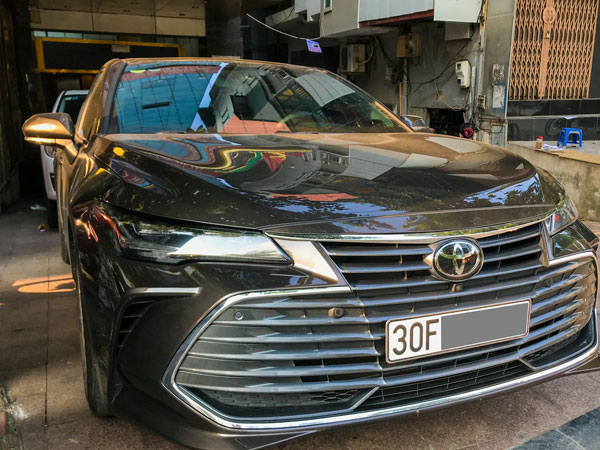Cận cảnh hàng hiếm Toyota Avalon 2019 - Đàn anh của Toyota Camry lăn bánh tại Việt Nam
