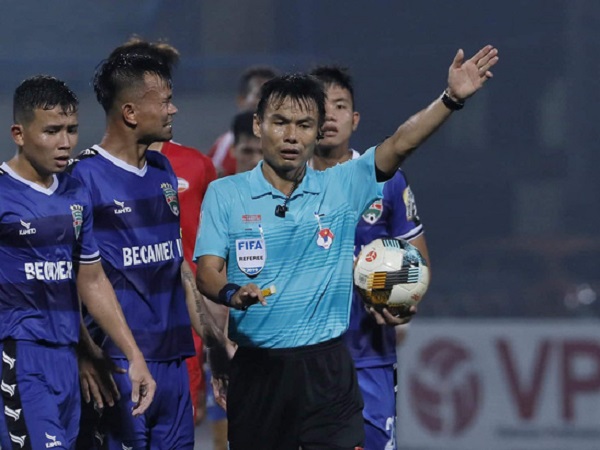 Sau khi cấm vĩnh viễn trọng tài 'bẻ còi', VPF thuê 2 'vua áo đen' của Malaysia làm nhiệm vụ
