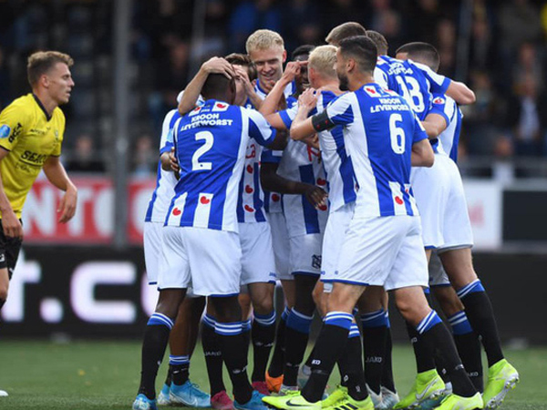 HLV Heerenveen có quyết định lạ với Văn Hậu trong ngày đội nhà thắng 'như ăn dỗ'