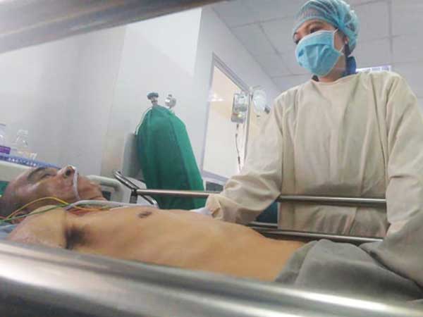 Rơi nước mắt cảnh vợ nuôi chồng lớn hơn 22 tuổi nguy kịch sau tai nạn: 'Anh phải về đưa con mình đi học...'
