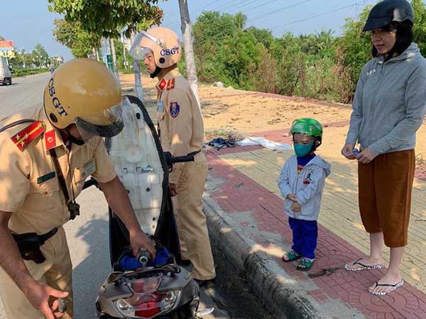 Hai mẹ con loay hoay vì xe máy bị hết xăng giữa đường và hành động đẹp cả anh CSGT khiến nhiều người ấm lòng