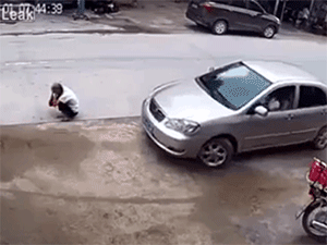 Video: Cụ ông ngồi xổm trước mũi ô tô bất ngờ gặp 'biến', xem cảnh giải cứu còn hồi hộp hơn