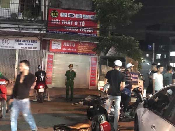 Hà Nội: Hàng chục nam thanh niên cầm hung khí đuổi chém nhau trên phố khiến người đi đường sợ hãi