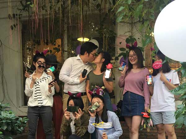 Chi gần 800 triệu mua 25 chiếc iPhone X cầu hôn bạn gái, chàng trai khiến dân mạng tranh cãi kịch liệt