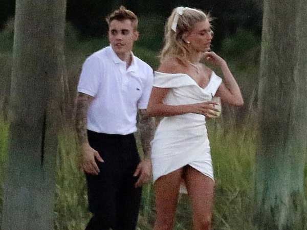 Cập nhật: Justin Bieber và Hailey di chuyển đến địa điểm cưới, cô dâu diện váy trắng, chú rể lột xác nhưng vẫn nhắng nhít trêu vợ