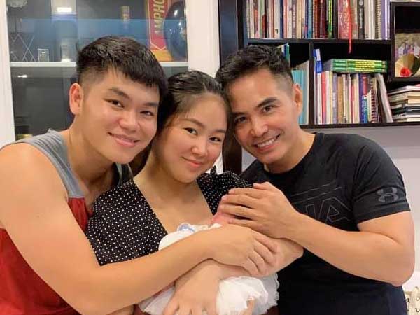 Mặc kệ thân hình sồ sề sau sinh, Lê Phương vẫn tự tin khoe dáng bên bạn bè trong ngày đầy tháng con gái