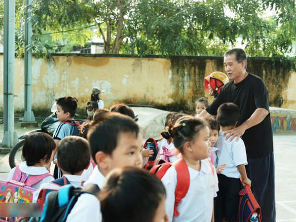 Ông bụt ở Sài Gòn tặng hơn 100 tỷ cho trẻ mồ côi: 'Nếu đã gọi mấy đứa nhỏ là con thì tiền bạc đừng để trong đầu'