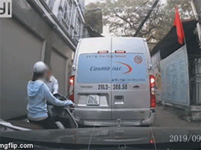 Phẫn nộ clip gã đàn ông lái SH bất ngờ nhổ nước bọt vào mặt cô gái vì chưa kịp nhường đường