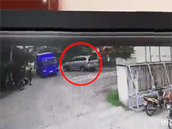 Video: Tàu hỏa húc văng ô tô ở Phú Yên, nam tài xế thoát chết thần kỳ
