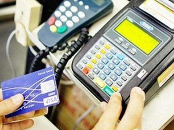 Nhân viên nhà hàng dùng thẻ tín dụng của khách để mua hàng online