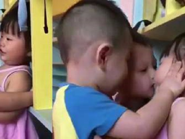 Con đi học hôn bạn, cô giáo gửi ảnh cho bố và phản ứng của bố: Không phải tôi dạy!