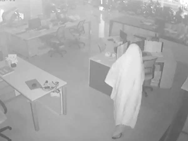 Truy tìm tên trộm 'bóng ma' đột nhập cửa hàng xe máy cuỗm hàng trăm triệu đồng