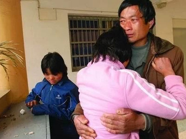 3 năm sau khi ly dị vợ, cả cha và con gái đều mắc ung thư đường ruột vì 1 nguyên nhân chẳng ai ngờ tới