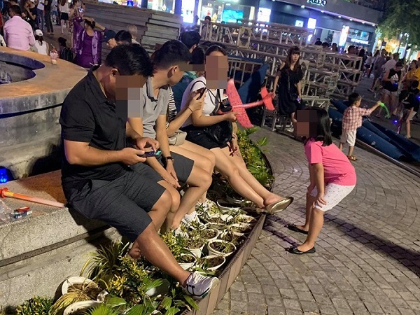 Loạt ảnh những 'đôi chân hư' tối cuối tuần ở Hồ Gươm khiến bao người giận dữ
