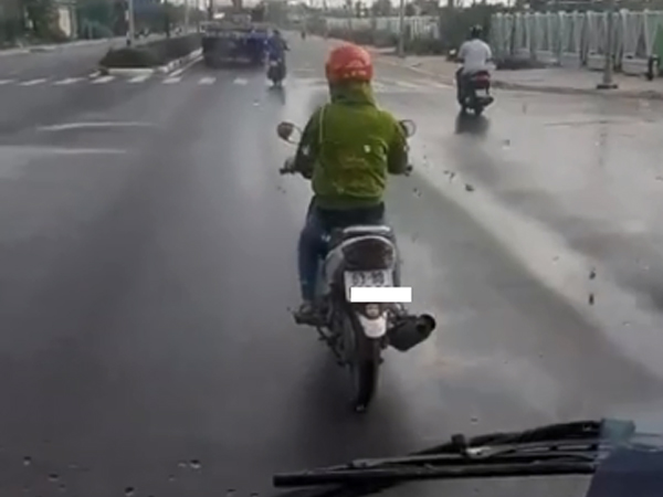 Video: Người phụ nữ chạy xe máy vào làn ô tô, quyết không nhường đường dù bác tài đã bấm còi xin liên tục