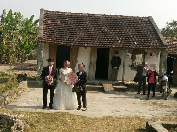 Chị em xôn xao trước hình ảnh đám cưới 4.0: Không loa đài, không cỗ bàn, không làng xóm cũng chẳng có bạn bè đến dự!?