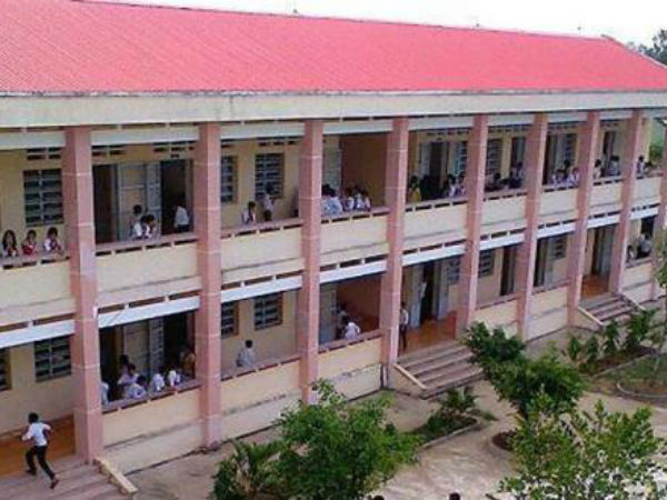 Nhiều học sinh ký đơn xin đổi giáo viên vì bị đánh vào mông, Hiệu trưởng nói gì?