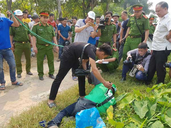 Thực nghiệm hiện trường vụ nam sinh 18 tuổi chạy xe ôm công nghệ bị sát hại ở Hà Nội