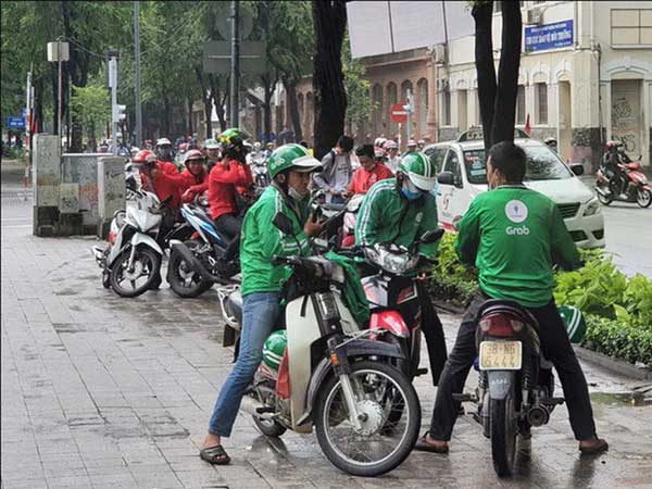 Chạy 'hết ga, hết số', xe ôm Grab, Go-Việt kiếm khủng