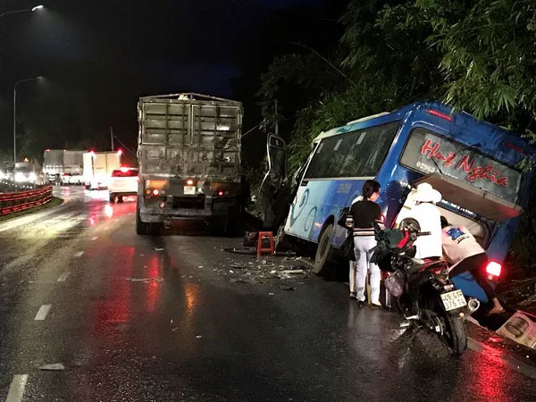 Xe khách tông vào vách đèo Bảo Lộc, hàng chục người hoảng loạn