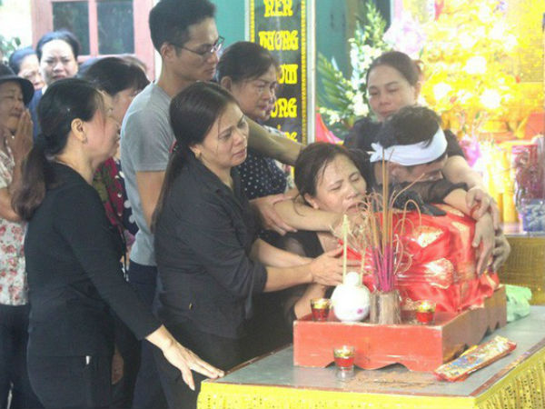 Nhói lòng hình ảnh mẹ nữ sinh lớp 10 ở Hải Dương ôm chặt di cốt con gái trong lễ tang