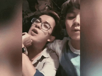 Clip 'đôi chim ri' Quang Anh (Về nhà đi con) và Bảo Hân hát cover cực hay nhưng chi tiết ở giữa đoạn clip mới gây chú ý