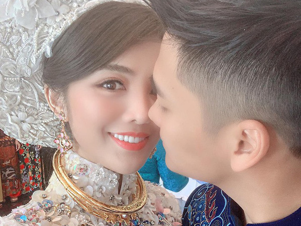 Ăn hỏi Rich kid Hà Thành chỉ 'sương sương' thế này thôi: Trang trí 100% hoa tươi trải dài, cô dâu vàng đeo không đếm xuể