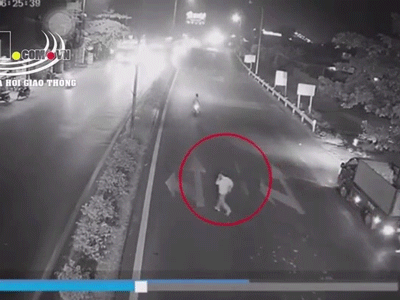 Video: Liều lĩnh chạy băng qua quốc lộ rồi không may vấp ngã, người đàn ông lao thẳng vào đầu container