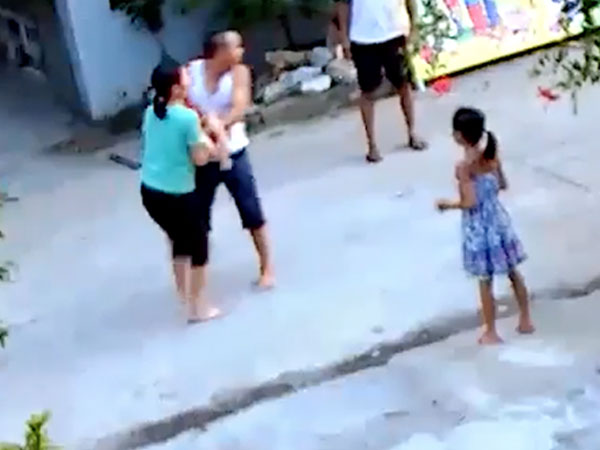 Clip: Bé trai chạy qua đường bị xe máy tông cực mạnh, văng xa nhiều mét khiến mọi người sợ hãi