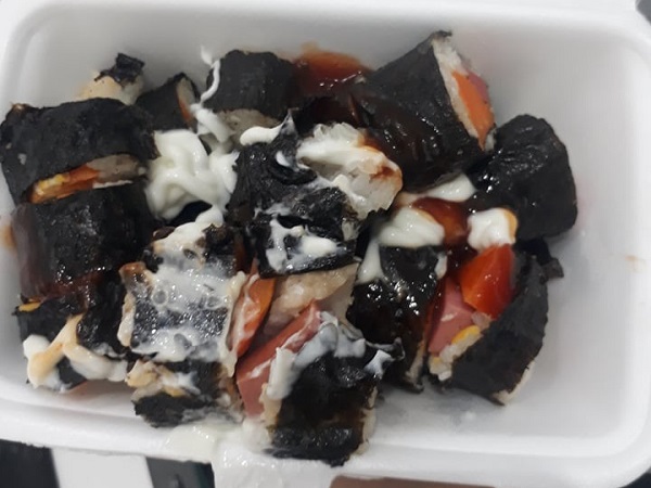 Mua hộp kimbap lúc cuối ngày nhận về đồ sống sượng, cô nàng phản ánh thì chủ quán tuyên bố đặt app được giảm giá chả thế
