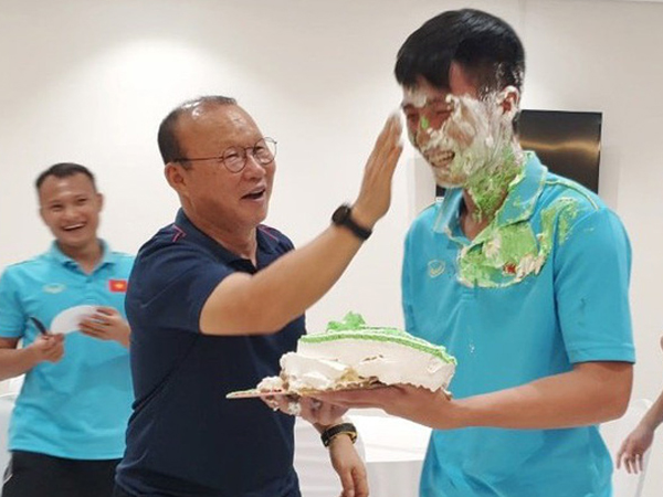 Đón sinh nhật tuổi 24, Bùi Tiến Dũng lĩnh trọn 'đặc sản' hài hước của ĐT Việt Nam