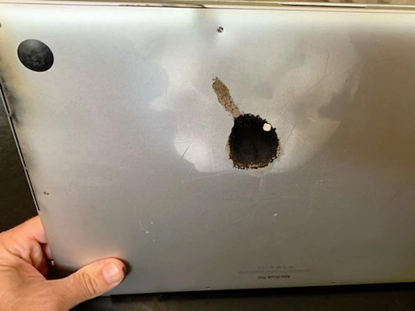 Khách nước ngoài kẹt lại Việt Nam vì mang theo MacBook Pro 15 inch