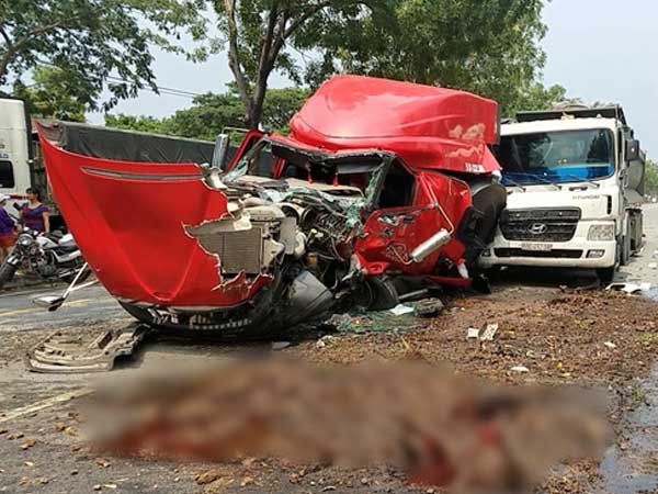 TP.HCM: Cuộn thép hàng chục tấn bị đứt xích lăn đè bẹp dúm xe đầu kéo, 2 người thương vong