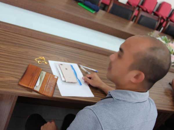 Bay từ nước ngoài về, khách nam để quên ví có nhẫn đính hôn, dây chuyền vàng ở sân bay