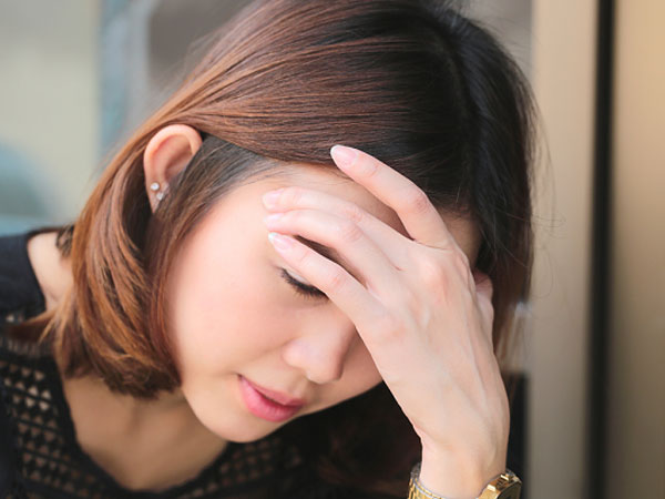 Nửa đêm nghe tiếng gõ cửa, chồng tôi rón rén ra ngoài, câu chuyện mà anh nói làm tôi thấy ghê tởm con người ấy đến tận cùng
