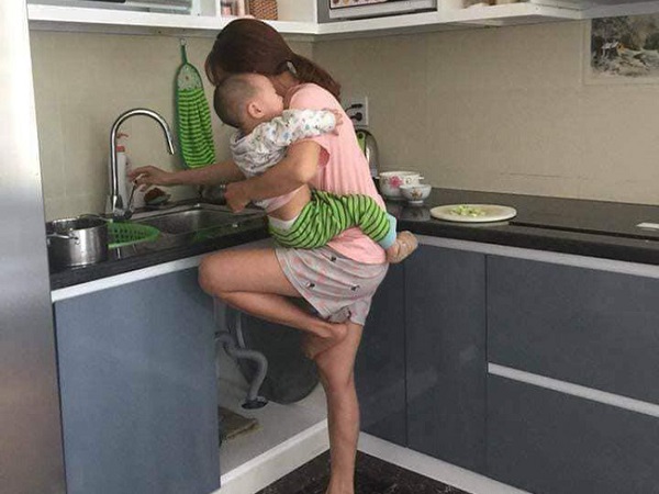 Chê vợ ở nhà chăm con nhỏ 'lười chảy thây', ông chồng bị mẹ bỉm sữa dạy cho một bài học khiến cả nghìn chị em tán thưởng