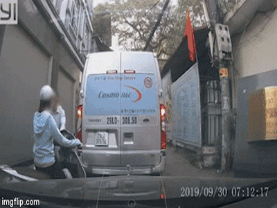 Công an vào cuộc vụ người đàn ông đi SH nhổ nước bọt vào mặt cô gái khi chưa kịp nhường đường