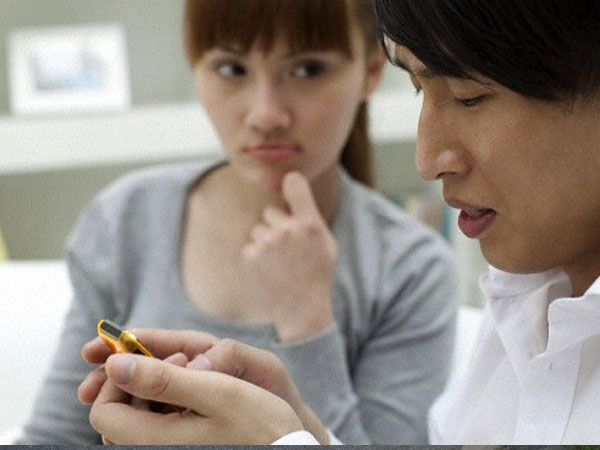 Đêm tân hôn, ức chế tột cùng vì có 'tình địch' xen vào giữa vợ chồng mà tôi không sao đuổi đi được