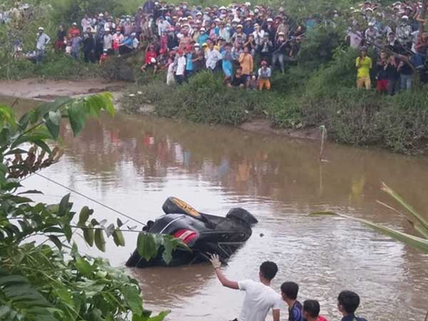 NÓNG: Phát hiện 2 anh em trai cùng người phụ nữ mang thai gần 8 tháng tử vong trong Mercedes dưới kênh nước