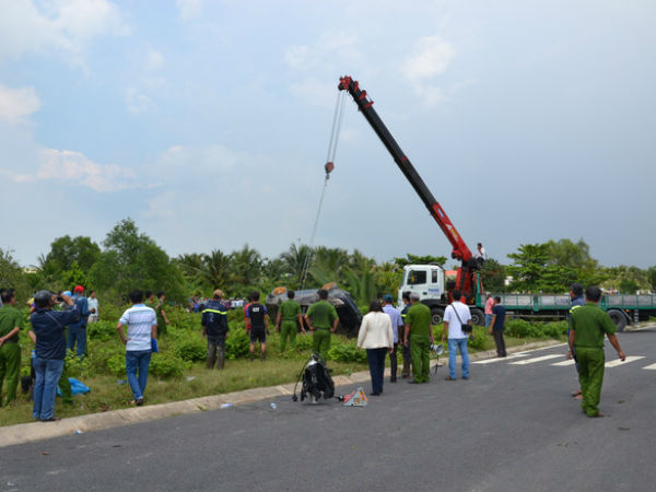 Đang tiến hành giám định chất kích thích 3 nạn nhân tử vong trong vụ xe Mercedes lao xuống rạch