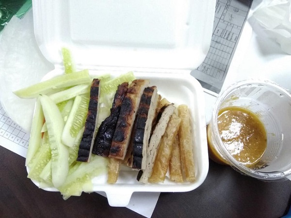 Muốn ăn nhưng ngại 'lăn ra hàng', cô gái đặt nem nướng qua mạng và nhận phải cái kết ...đắng ngắt