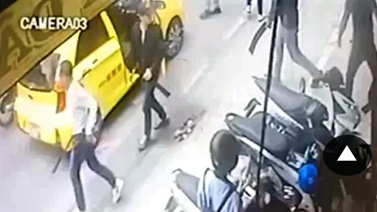 Xông vào quán ăn chém 5 người bị thương