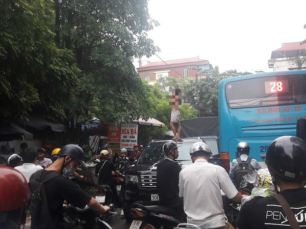 Vụ cô gái 20 tuổi cởi áo nhảy múa trên nóc xe ô tô: Chính quyền địa phương lên tiếng