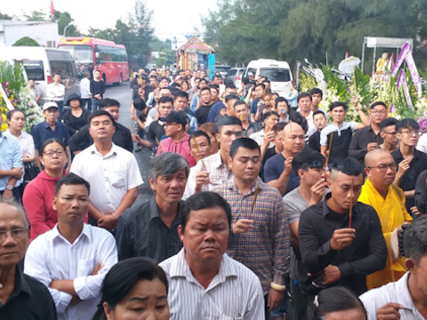 Hình ảnh đau xót: Hàng trăm người đội mưa đưa tiễn 3 người chết trong xe Mercedes dưới kênh nước về nơi an nghỉ cuối cùng