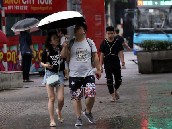 Chùm ảnh: Người dân Hà Nội thoải mái ra đường sau trận mưa lớn, không khí trong lành, dịu mát hơn