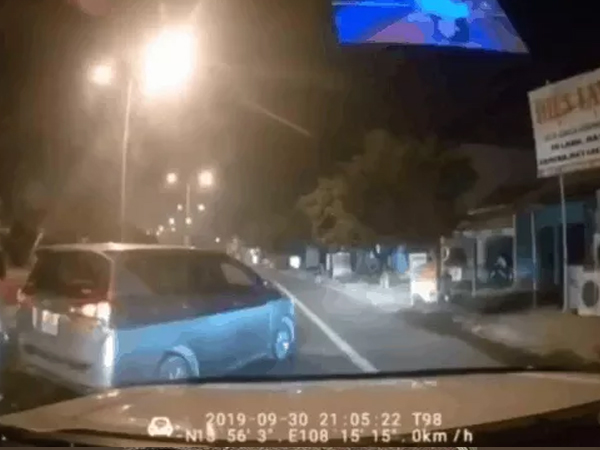 Video: Lạng lách trước ô tô còn dừng đột ngột thách thức tài xế, thanh niên bị đấm ngay tại chỗ