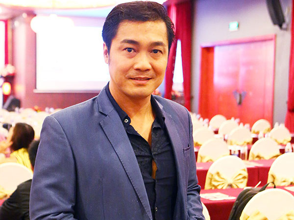 Lý Hùng: Quý ông 50 tuổi giàu có bậc nhất showbiz 'ở vậy' để chăm sóc mẹ già