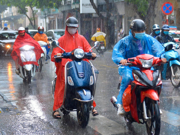 Chùm ảnh: Hà Nội đón cơn mưa rào sau nhiều ngày hanh khô, chỉ số chất lượng không khí được cải thiện